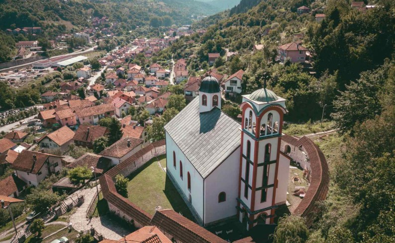 Svetonikolajevski hram sija nad Fočom
