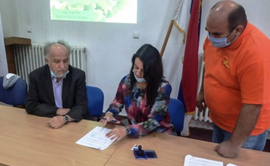 Potpisani ugovori o donaciji 12 plastenika