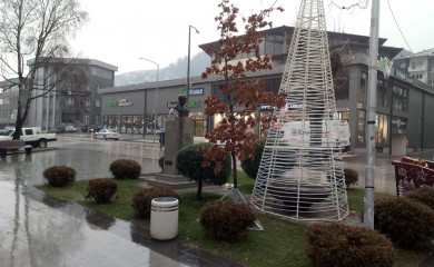 Veseljaci ukrasili trg i zgradu opštine