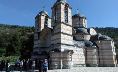 Mitropolit Hrizostom i episkop Joanikije bogosluže u hramu na Velečevu