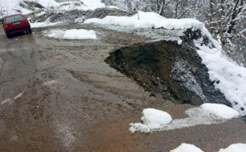 Vozači, oprez! Više klizišta ugrozilo saobraćaj prema Šćepan Polju