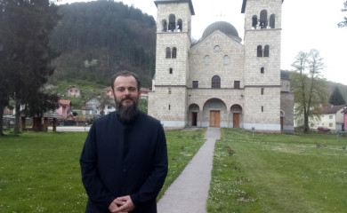 Spojio rad u školi i bogosluženje u Crkvi- profesor fizičkog obukao mantiju