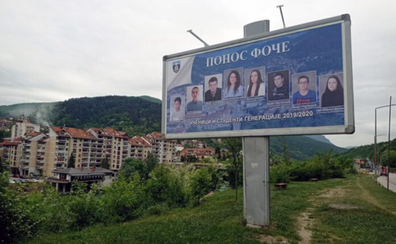 Ulaz u Foču ukrašen slikama najboljih đaka i studenata