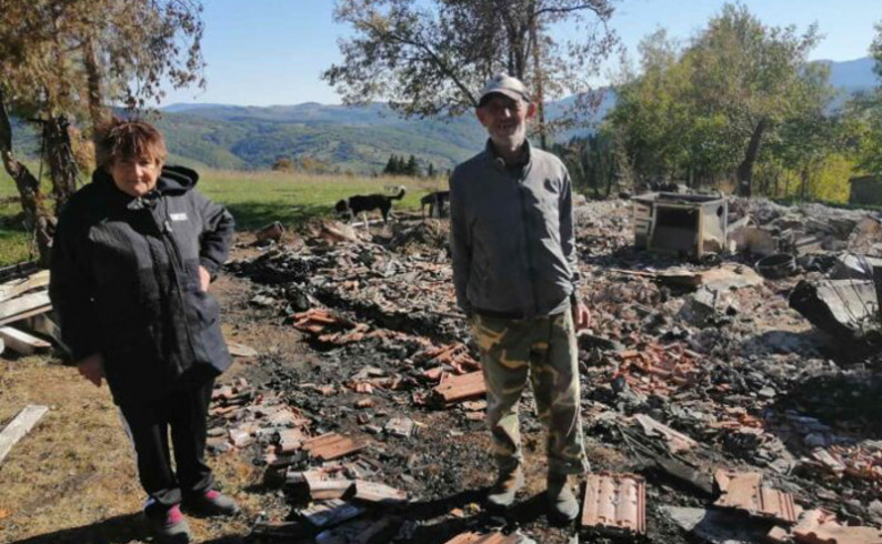 Izgorjela kuća na Zlatnom Boru, mentalno nerazvijeni brat i sestra na ledini