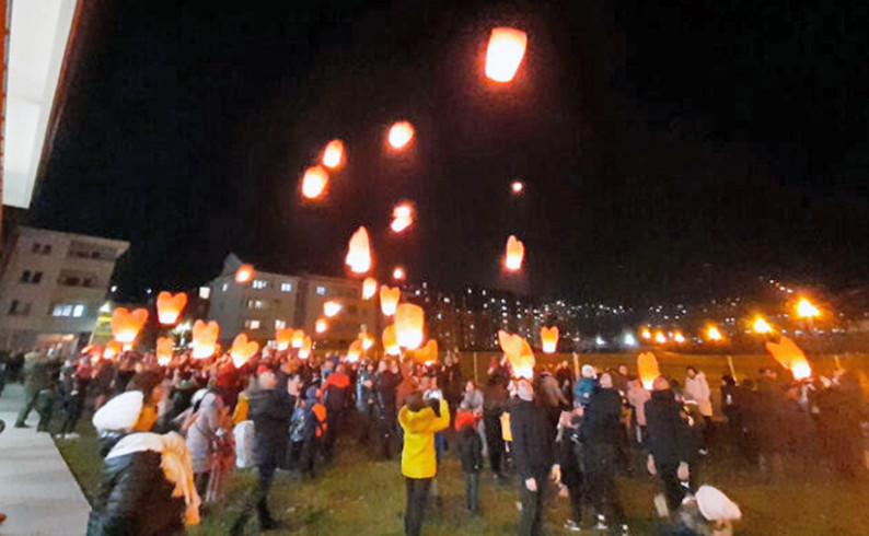 Lampioni novogodišnjih želja obasjali nebo iznad Foče