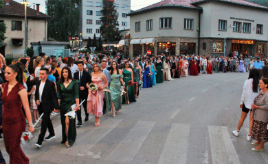 Maturanti Srednjoškolskog centra prodefilovali Fočom