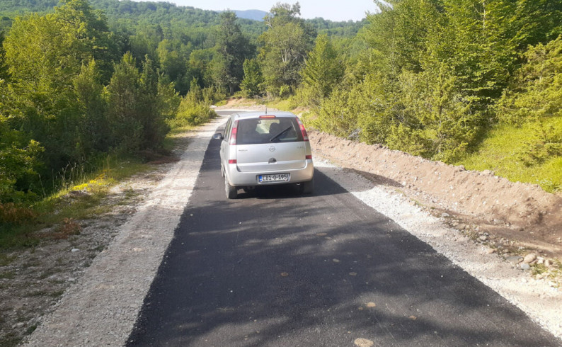 Dva i po kilometra novog asfalta od Budnja do Pješčanih piramida