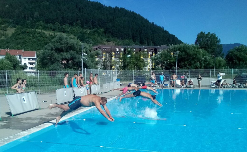 Prvo takmičenje u plivanju privuklo veliki broj učesnika i navijača