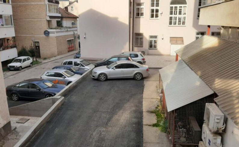 Uređeno parkiralište iza zgrade Suda