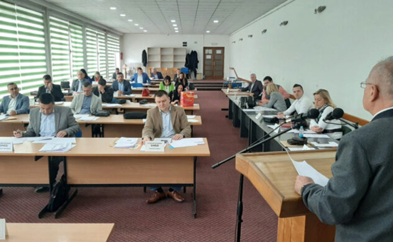 Povelja opštine posthumno Radojici Mlađenoviću, počasni građanin Foče Rizos Komicas