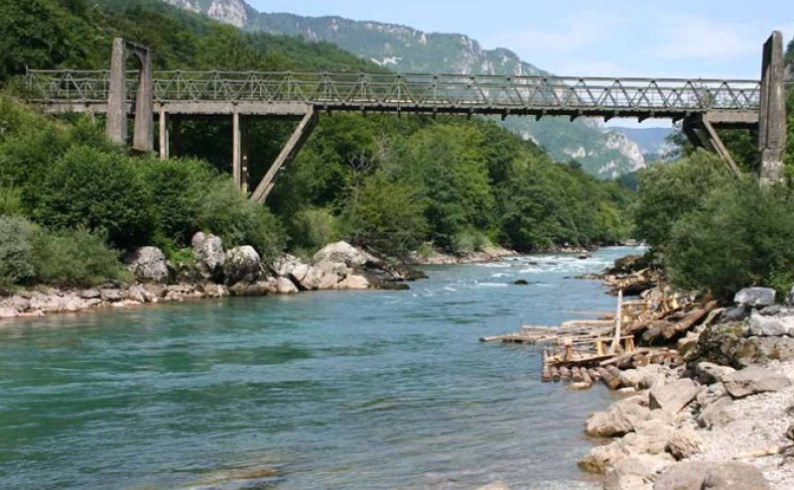 Naredne godine počinje izgradnja mosta preko rijeke Tare