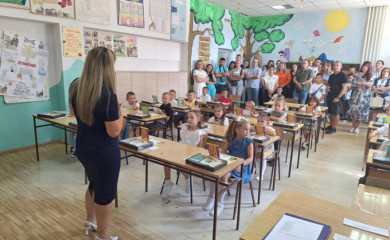 U školskim klupama 1.070 osnovaca i 560 srednjoškolaca