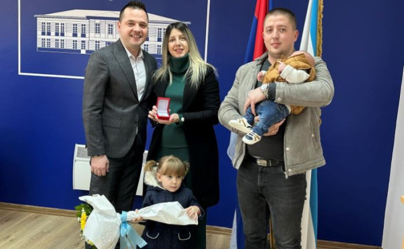 Zlatnik za Bogdana, prvu fočansku bebu rođenu u 2025.