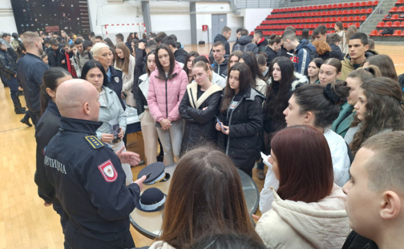 Srednjoškolci upoznati sa uslovima za upis u Školu unutrašnjih poslova