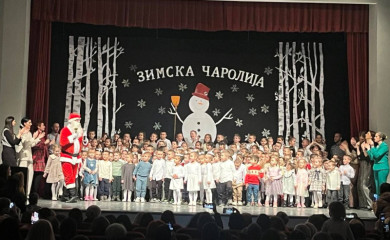 „Zimska čarolija“ – dječiji osmijesi obasjali Gradsko pozorište u Foči