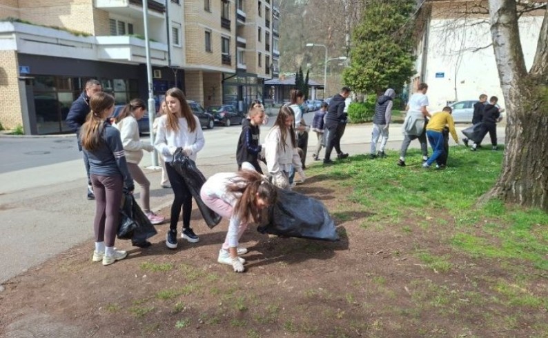 Đaci, studenti, spasioci, vatrogasci zajedno u akciji za ljepši i čistiji grad