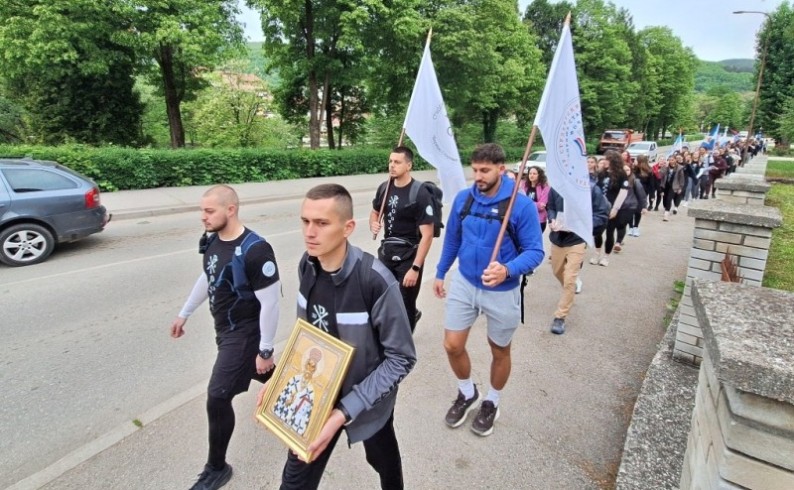 Stotinu studenata iz Foče pješači na poklonjenje Svetom Vasiliju Ostroškom