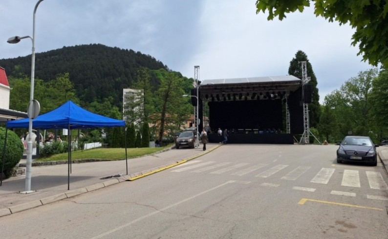 U Foči večeras koncert Aca Pejovića: Izmjena režima saobraćaja i besplatan parking od 18.00 časova