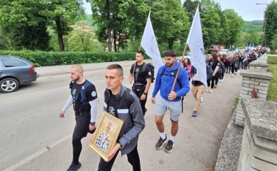 Stotinu studenata iz Foče pješači na poklonjenje Svetom Vasiliju Ostroškom