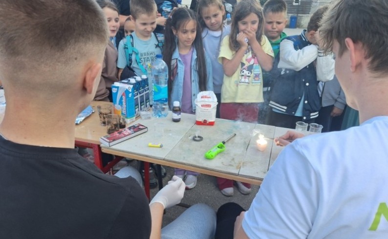 Školarci kroz zabavne eksperimente nauku približili sugrađanima