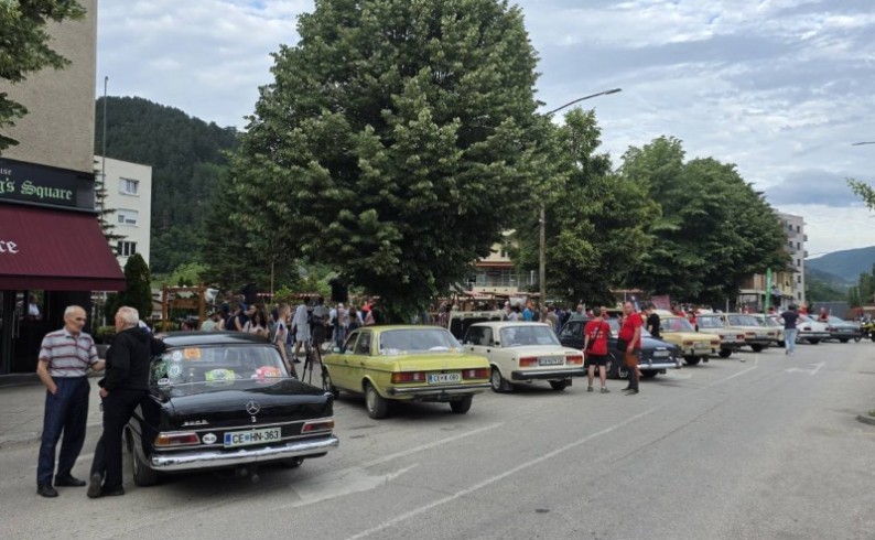 Od Volva starog šest decenija do Trabanta: Oldtajmeri oduševili Fočake