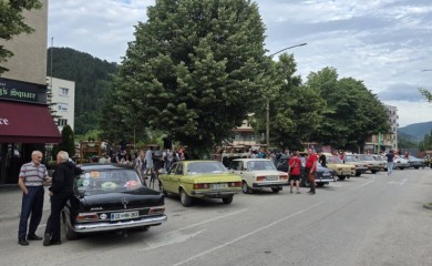 Od Volva starog šest decenija do Trabanta: Oldtajmeri oduševili Fočake