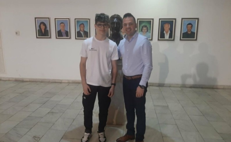 Novčana nagrada za Stefana Grujičića pred odlazak na Balkanijadu iz fizike