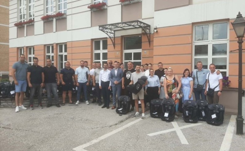 U prvoj ovogodišnjoj isporuci podijeljeno 37 autosjedalica za novorođenčad u Foči