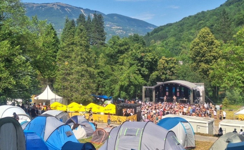 „Jelen OK fest“ 12. put otvorio vrata svijetu: Na Tjentištu 40 izvođača i hiljade posjetilaca